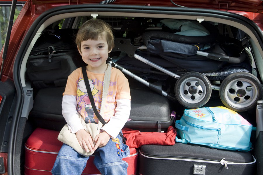 Svenja sitzt auf gepackten Koffern