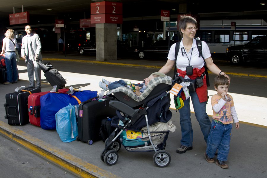 Warten am Airport Denver auf das Shuttle zum Hotel