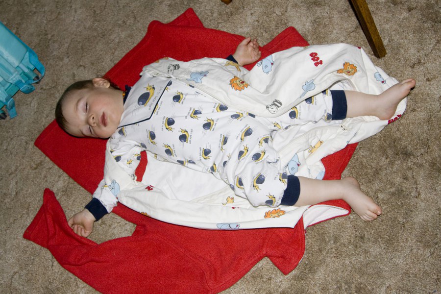 Tim gibt auf dem Fußboden der Müdigkeit nach