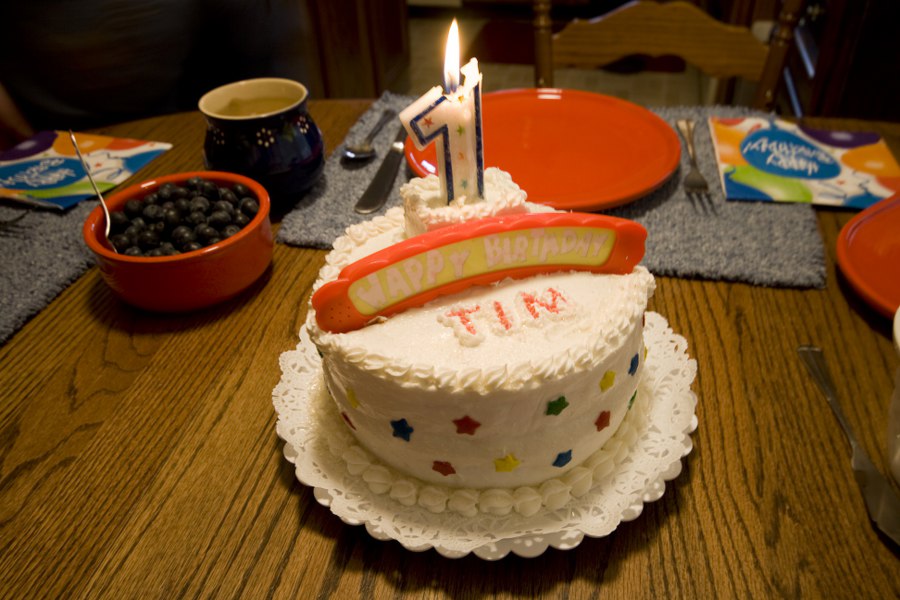Shirley hat eine Torte für Tim gebacken