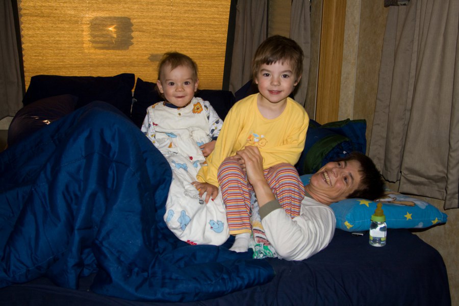 Svenja, Petra und Tim toben auf dem Bett