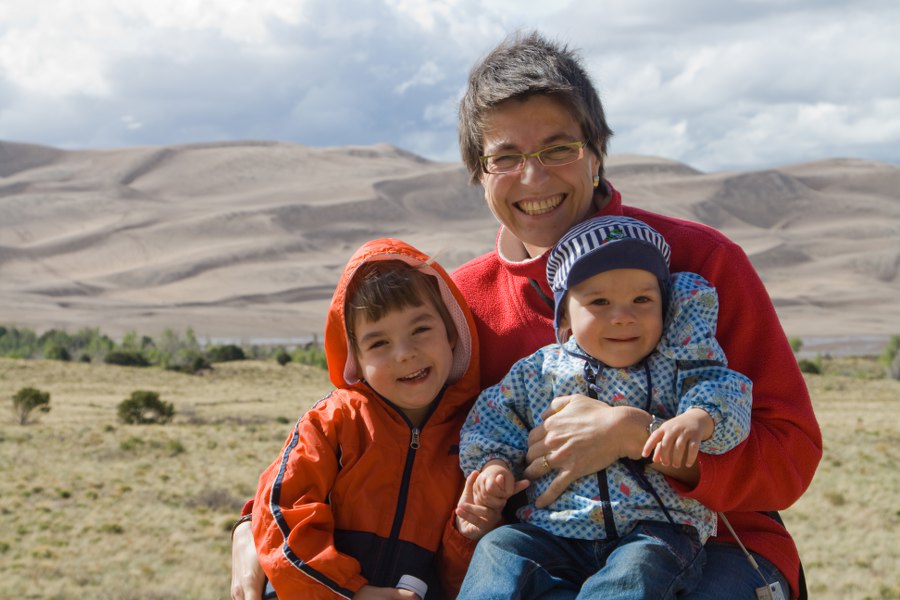 Petra, Svenja und Tim auf der Terrasse des Visitor Centers des Great Sand Dunes NP