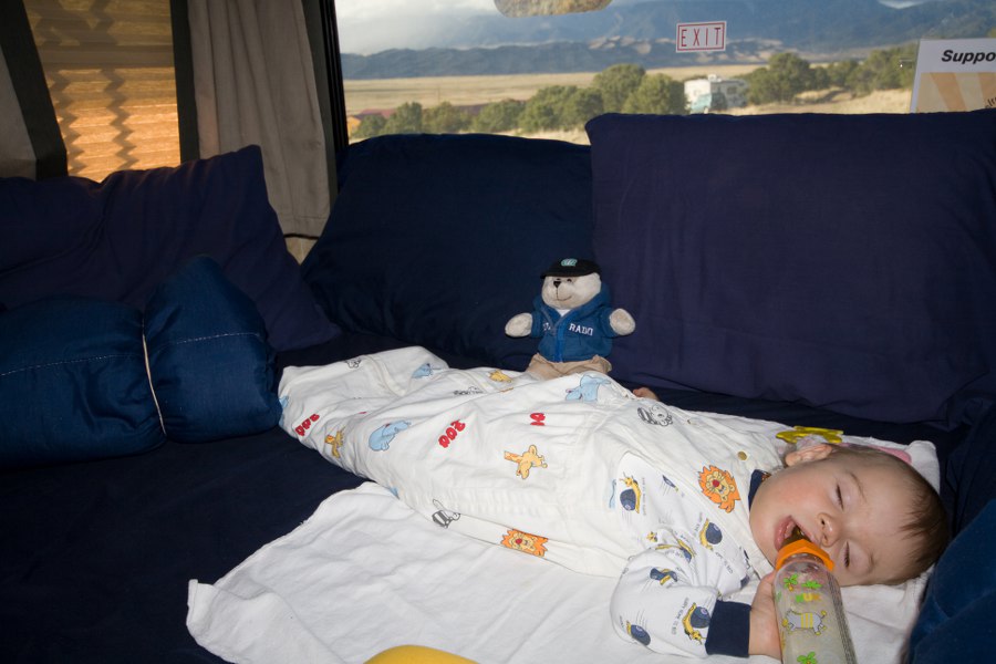 Tim schläft bei schönem Panorama ein