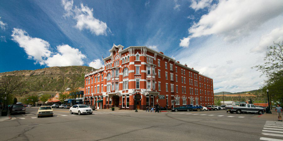 Schön restaurierte Gebäude an der Main Street