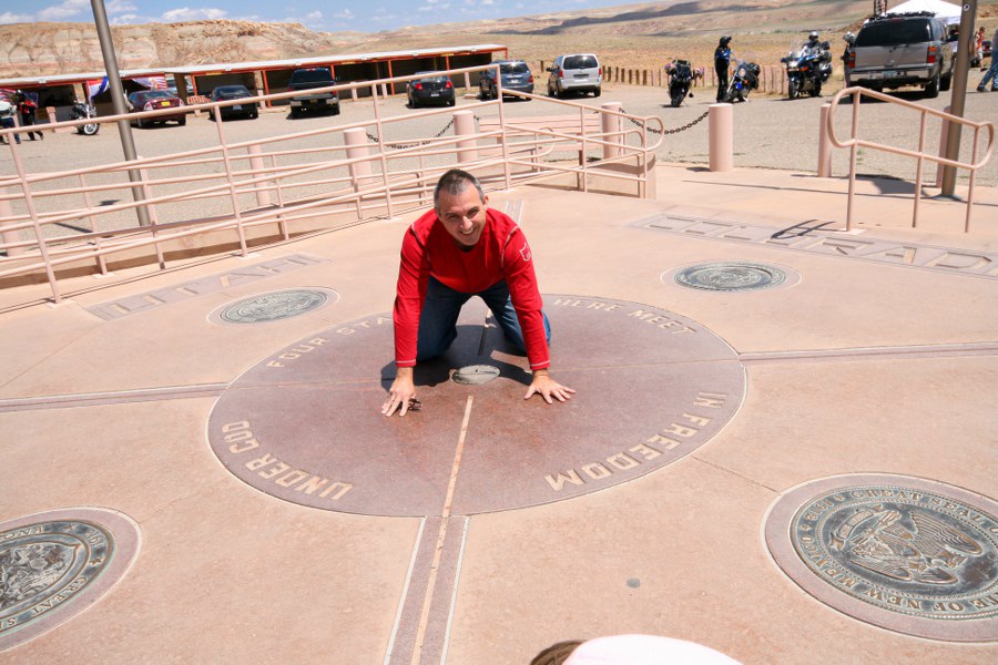 ... so sehen die meisten Fotos am Four Corner aus ... Verrenkungen, um in allen 4 Bundesstaaten gleichzeitig zu sein.