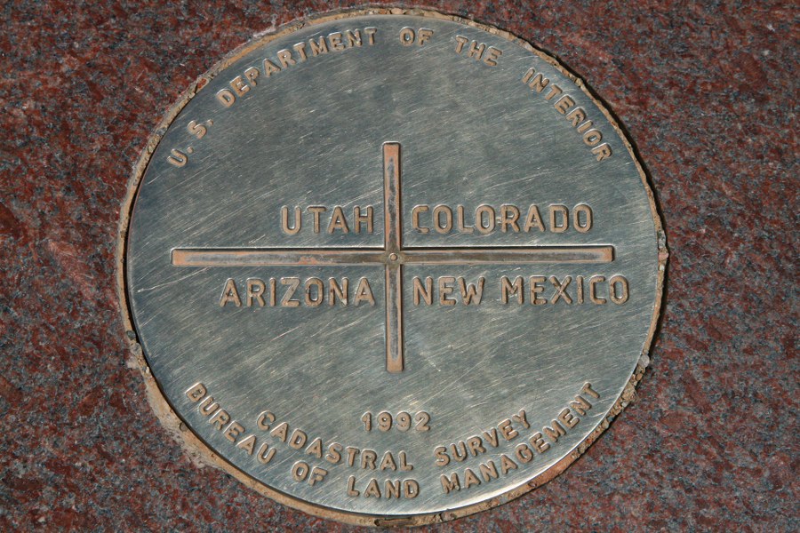 Die Plakette hat etwa den Durchmesser einer CD