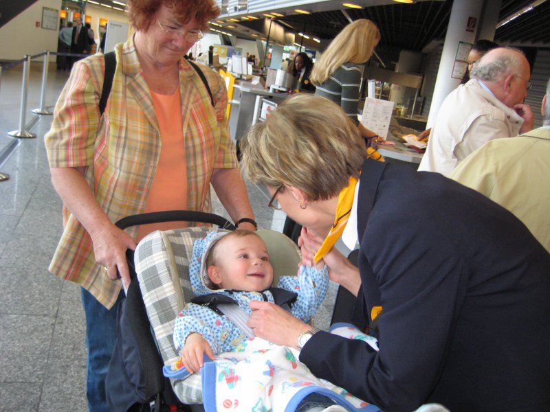 Tim verabschiedet sich von Tante Heike und Oma Berlin