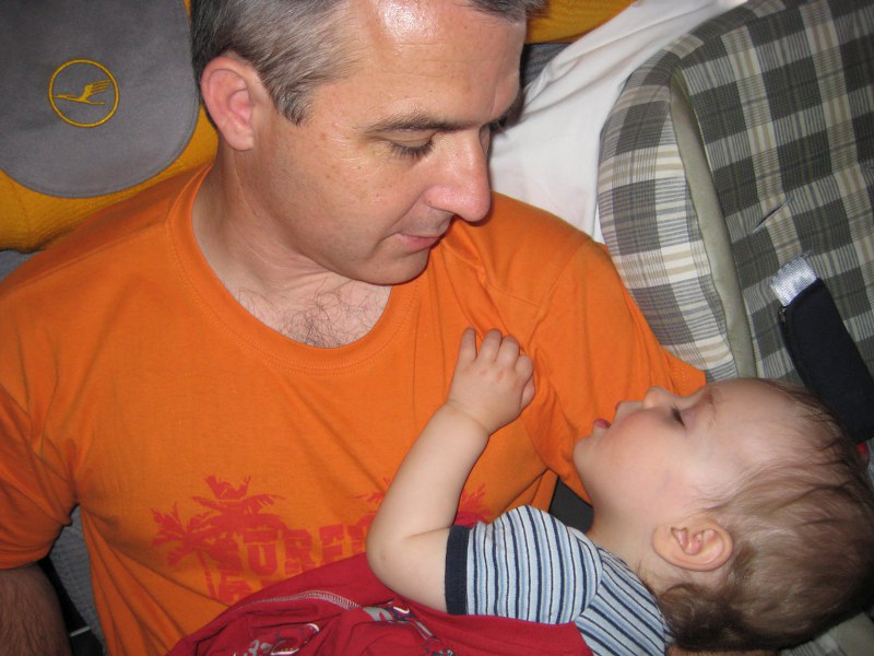 und schläft dann noch vor dem Starten in seinem Sitz ein....