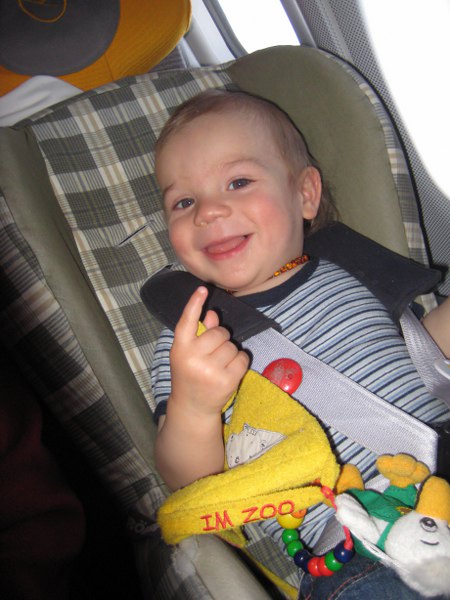 Tim ist wieder wach und grinst sich einen ...