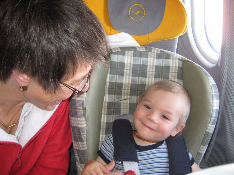 Nun sitzt Mama neben Tim