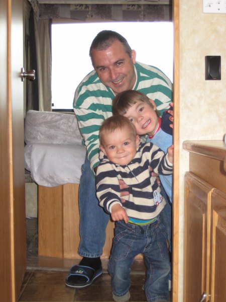 Papa, Svenja und Tim schauen aus dem Schlafzimmer heraus