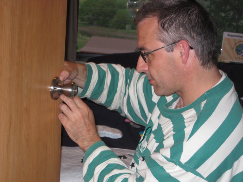 Uwe versucht das Schloss zum WC zu reparieren