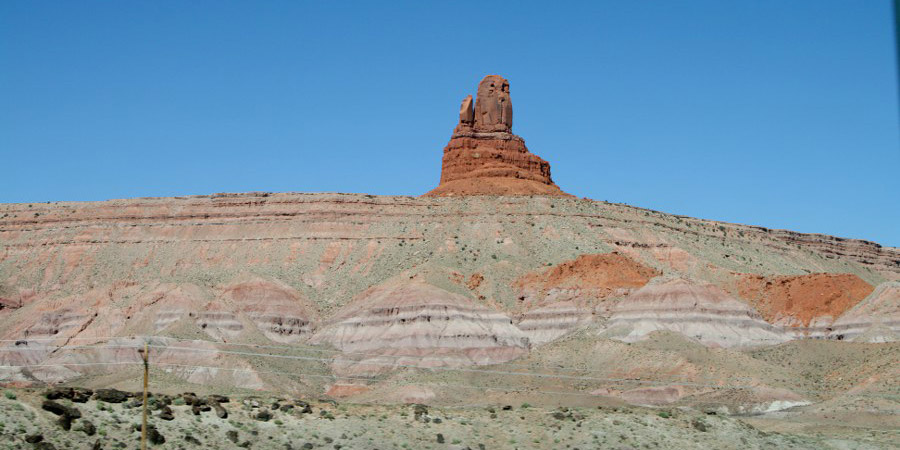 Vorbei an bizarren Felsformationen