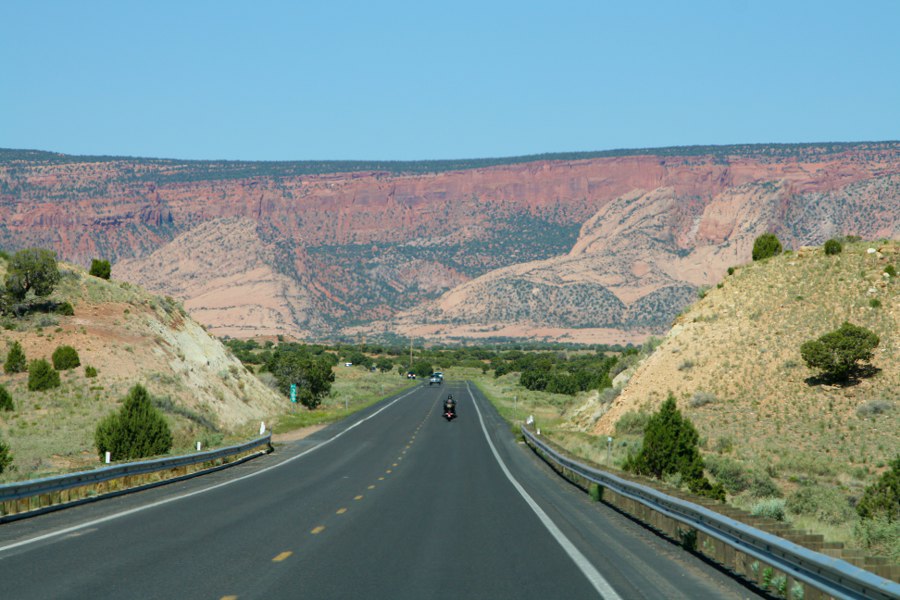 und vorbei an grünen Landschaften