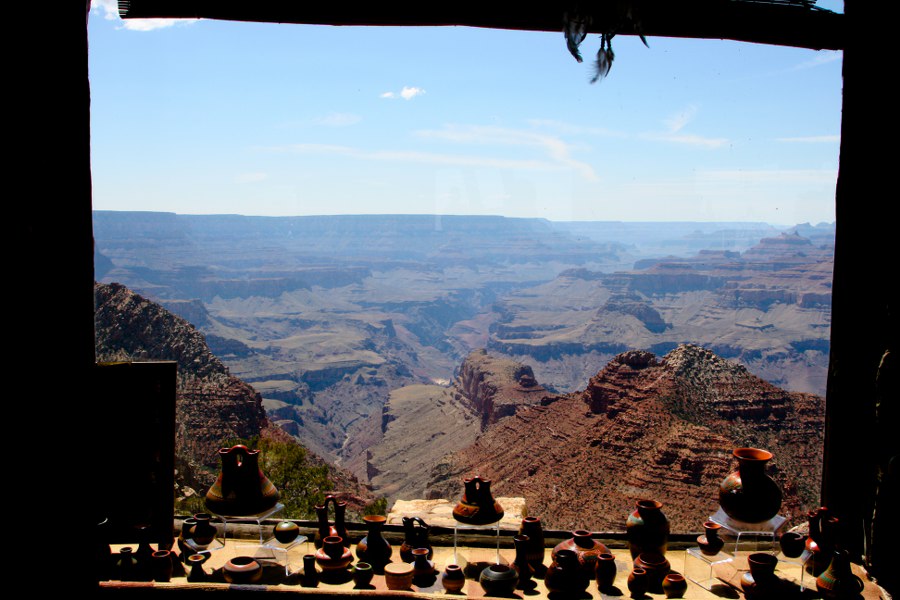 Blick durchs Fenster des Turms am Desert View Point