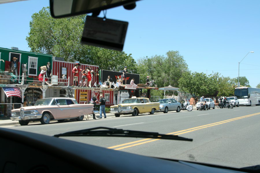 Fahrt auf der Route 66 durch Seligman