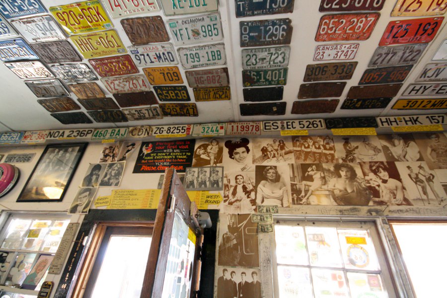 An der Decke unzählige Autokennzeichen