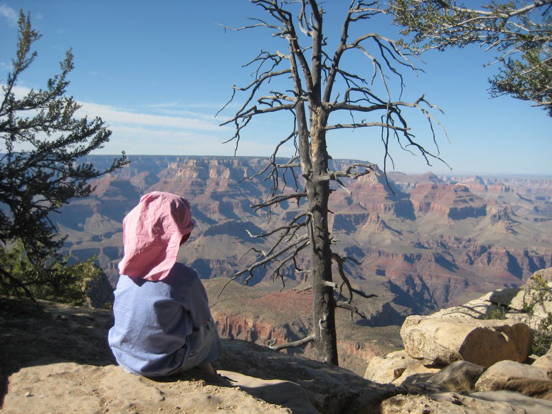 Svenja schaut fasziniert auf die Landschaft