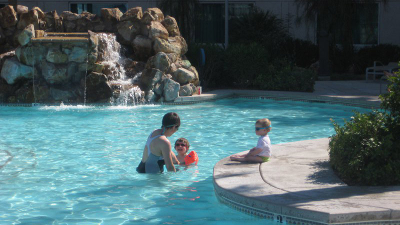 Pool des Avi Avi Casinos. Kostenlose Benutzung auch für Camper.