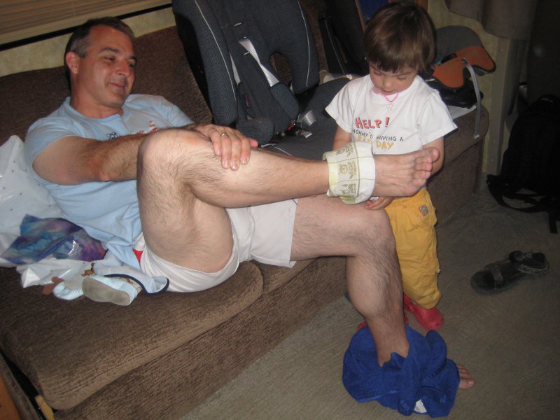 Svenja die Krankenschwester kümmert sich um Papa.