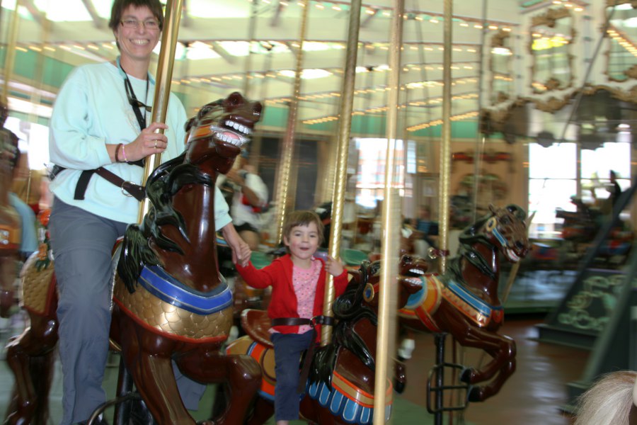 Boardwalk in Santa Cruz. Svenja und Petra fahren Karussell