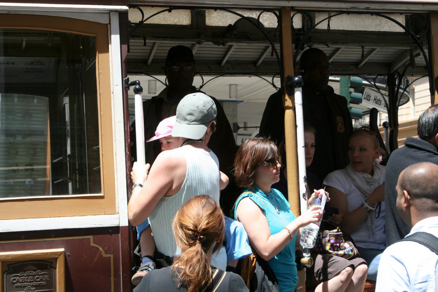 Svenja und Petra fahren Cable Car. Uwe schiebt den schlafenden Tim die Powell Street hoch.