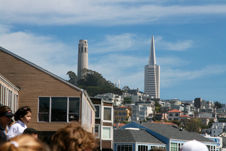 Coit Tower und American Pyramid von Pier 39 aus gesehen