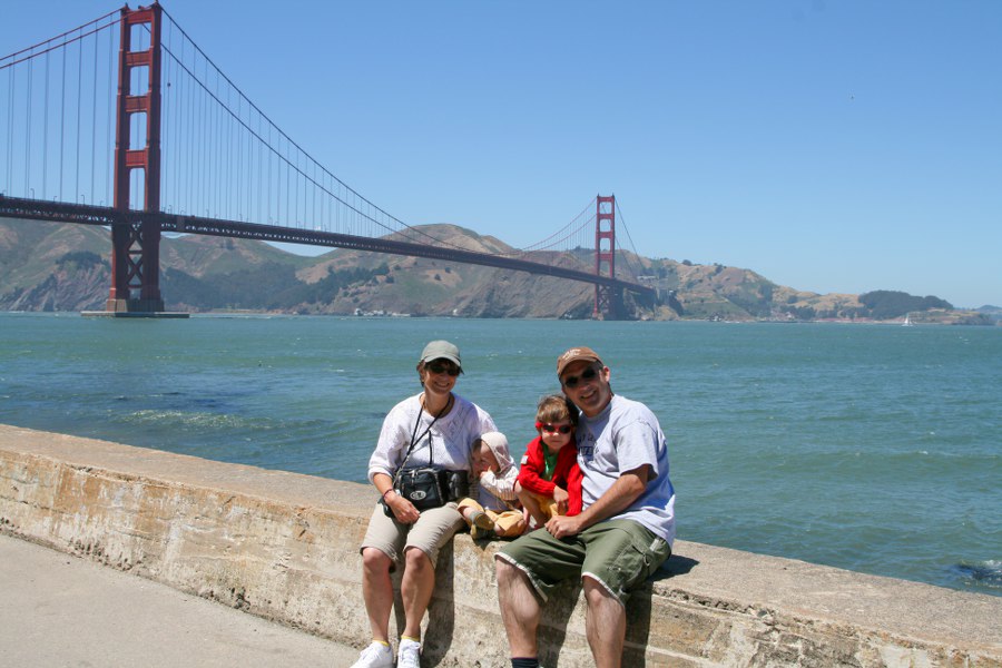 Familie Peter vor der Golden Gate Bridge