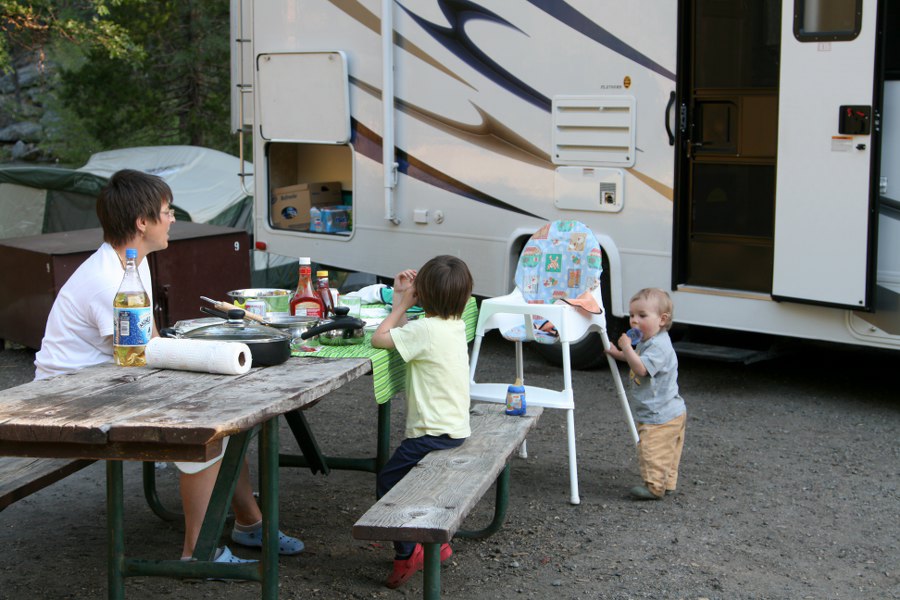 Tim läuft, wenn er sich irgendwo festhalten kann
