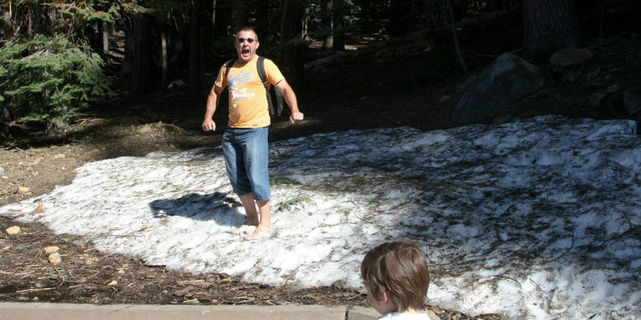 Papa steht im Schnee