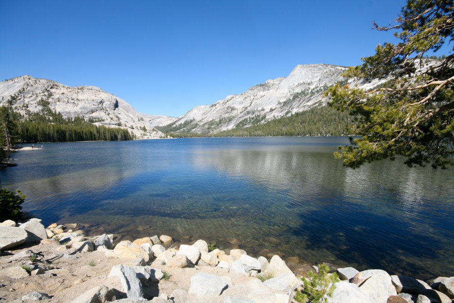Schöne Bergseen direkt an der Straße