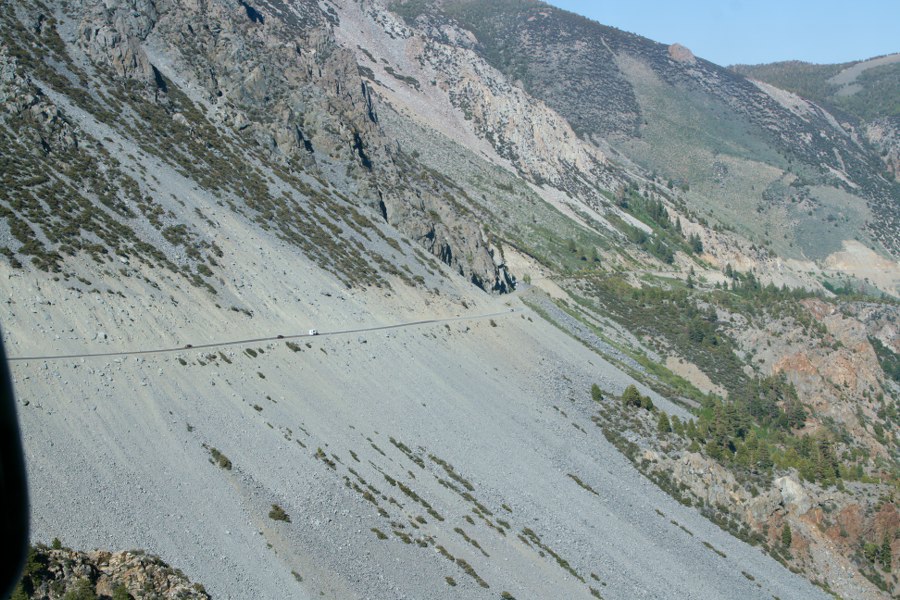 Die Tioga Road in Richtung Mono Lake