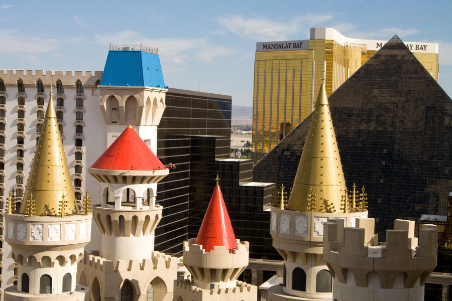 Das Excalibur. Im Hintergrund das Luxor und Mandala Bay, sowie ein kleines Stück des Flugplatzes