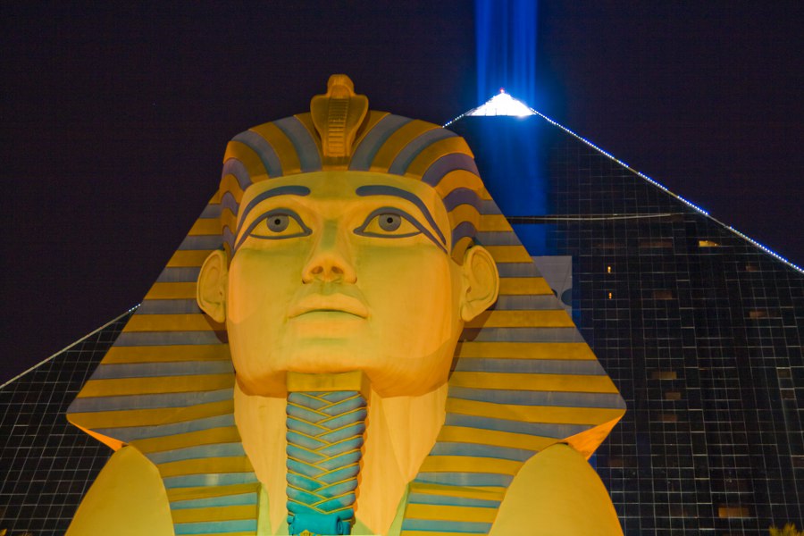 Luxor bei Nacht