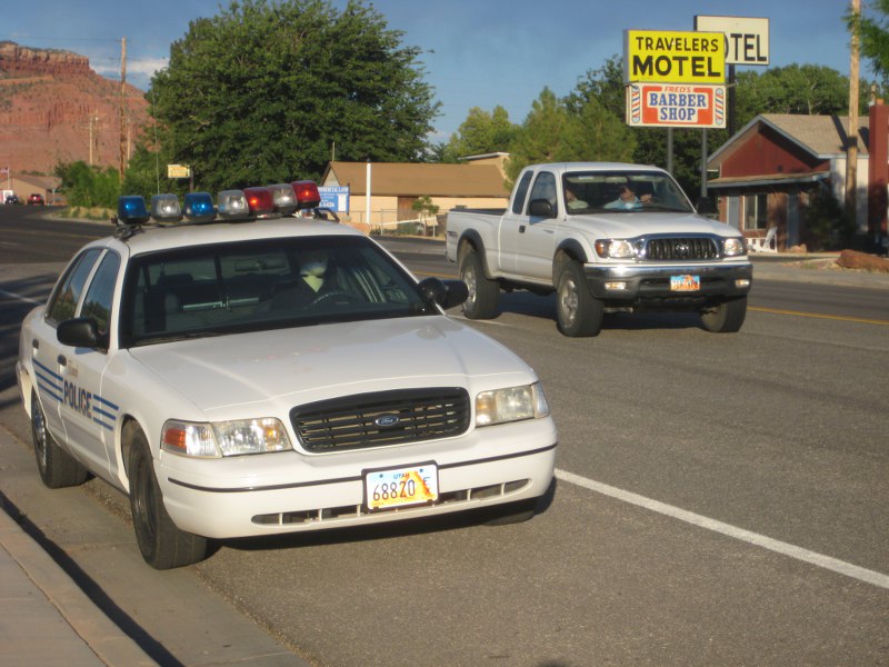 Police ... denkste ... ist nur eine Puppe, damit die Autofahrer glauben sie müssten langsamer fahren. Gesehen in Kanab.