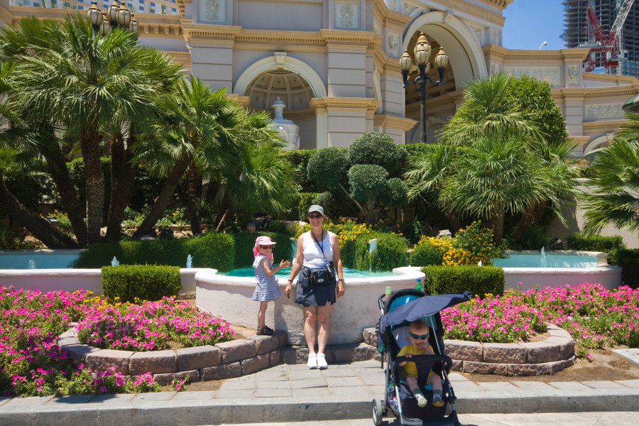 Svenja, Tim und Petra vor dem Monte Carlo