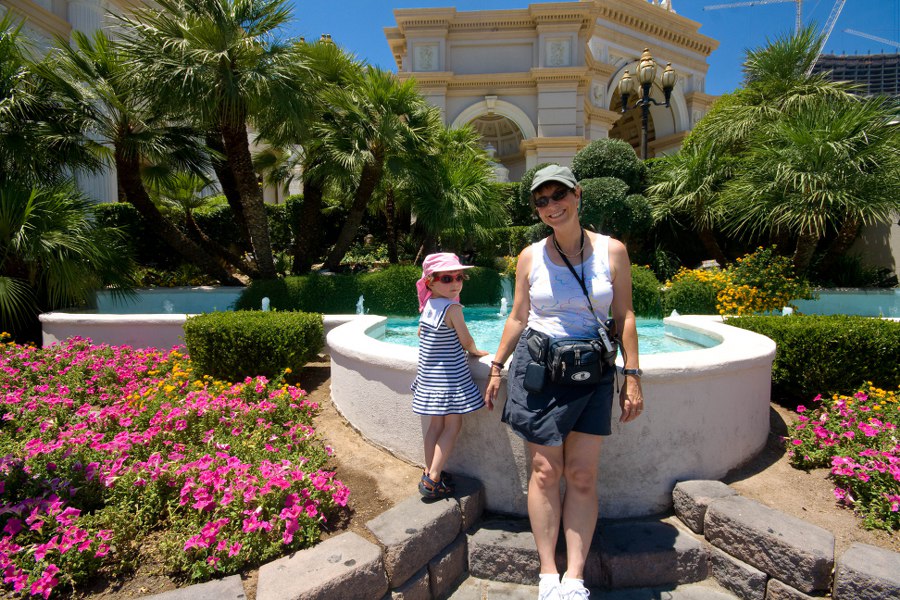 Svenja und Petra vor dem Monte Carlo