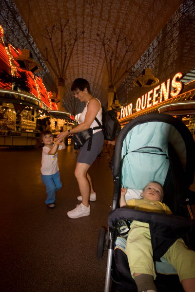 Petra und Svenja tanzen auf der Fremont Street