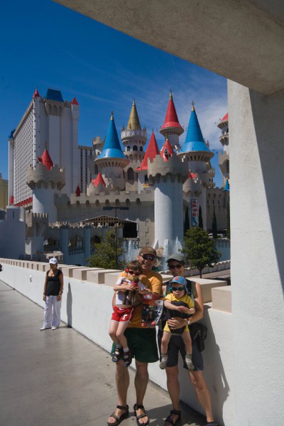Die Peters vor dem Excalibur in Las Vegas