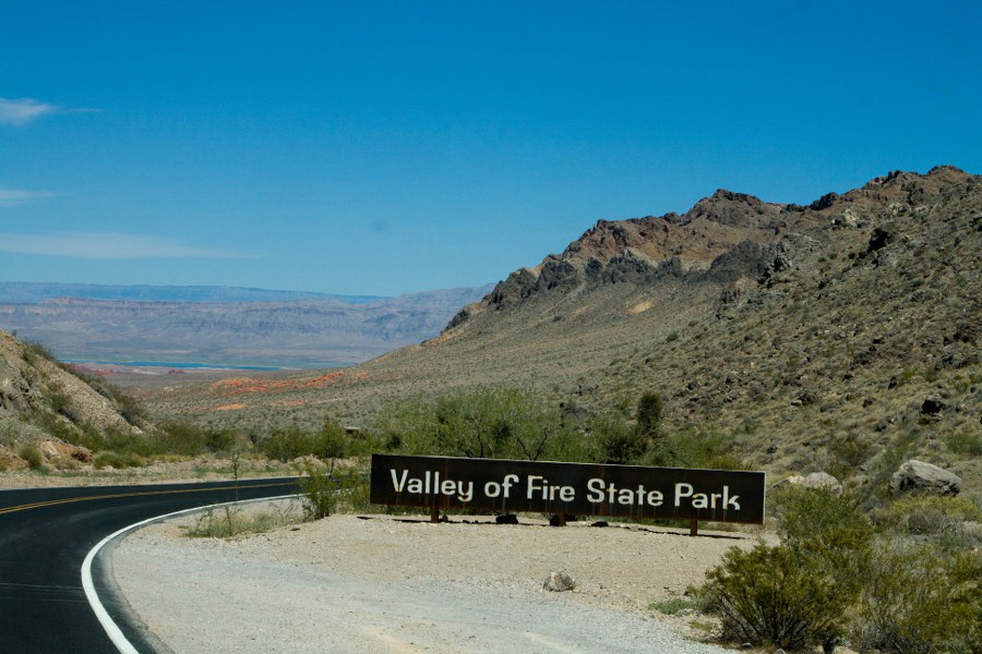 Einfahrt zum Valley of Fire State Park (Außentemperatur weit über 40 Grad Celsius)