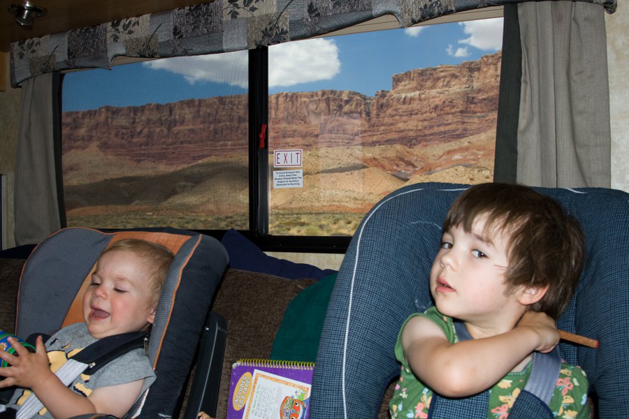 Fahrt entlang der Vermillion Cliffs in Richtung Page
