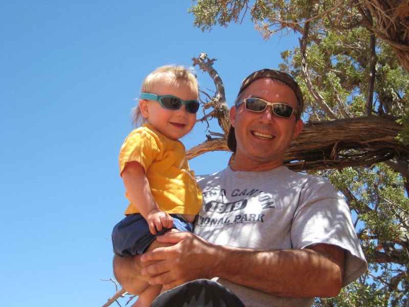 Tim sagt Cheese und Uwe lässt ihn vor Lachen fast fallen