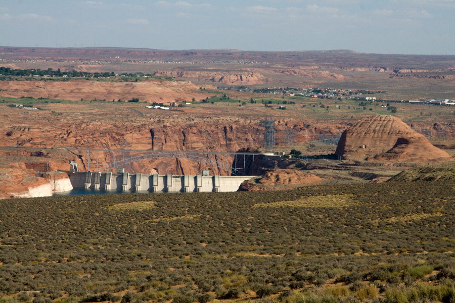 Blick auf Page über den Glen Canyon Staudamm