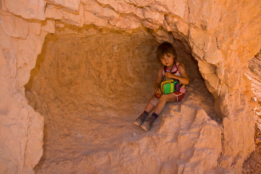 Svenja in der Höhle