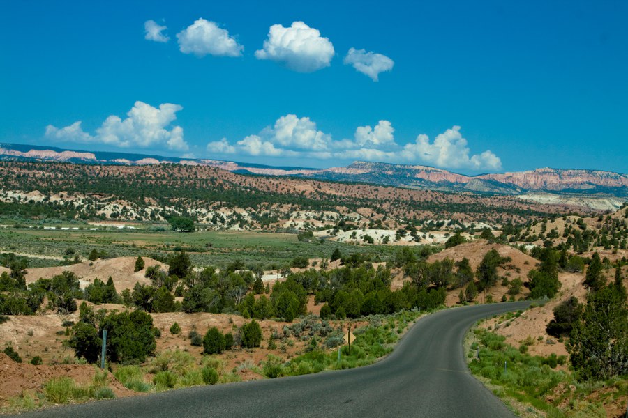 Blick vom Kodachrome Basin State Park auf den Bryce Canyon NP im Hintergrund