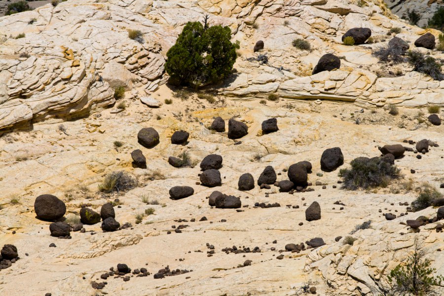Lava-Felsen auf hellem Sandstein