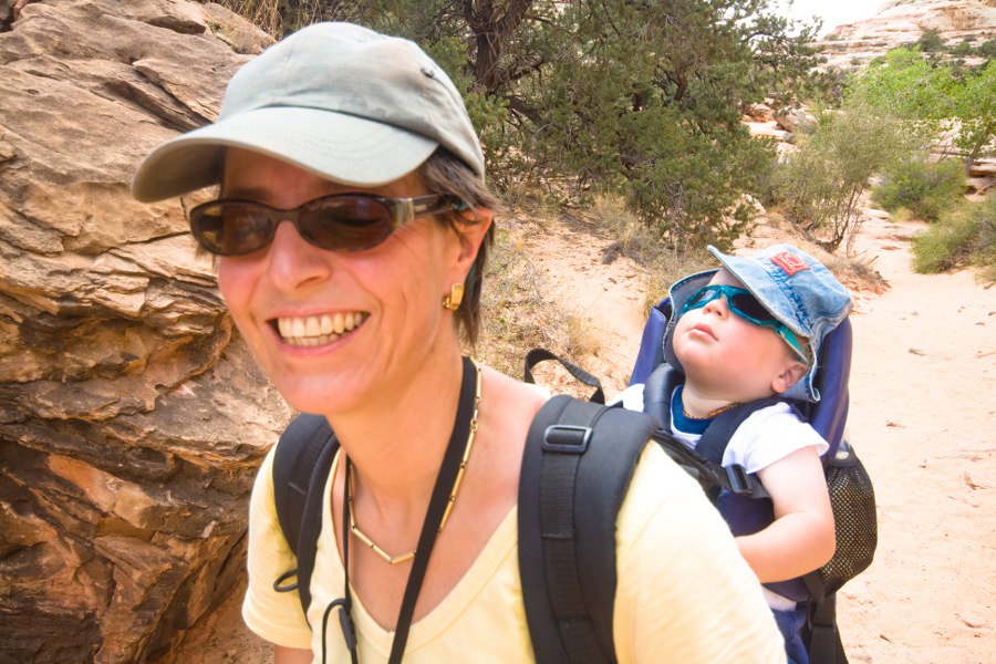 Wanderung im Capitol Reef NP zur Hickman Bridge - Tim schläft
