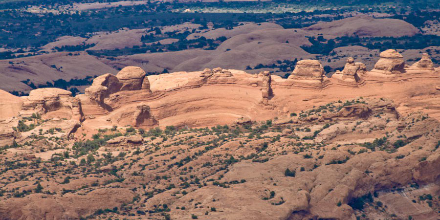 Der Delicate Arch von der Straße aus gesehen (400mm Zoom)