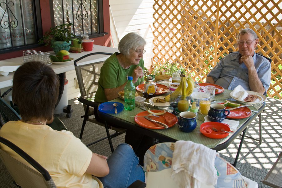 Gemütliches Frühstücken auf der Terrasse