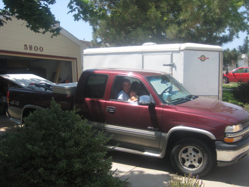 Bob und Uwe beim Aufbauen der Fete